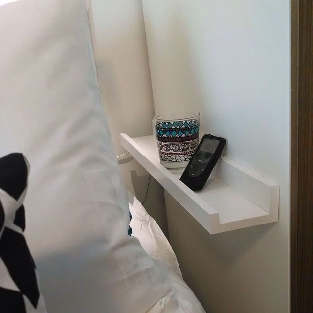 Si andas un poco justo de espacio en el dormitorio, utiliza la balda #ribba de #Ikea como mesita de noche
